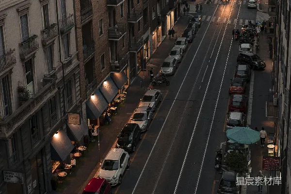 白天高楼上空的道路车辆景观