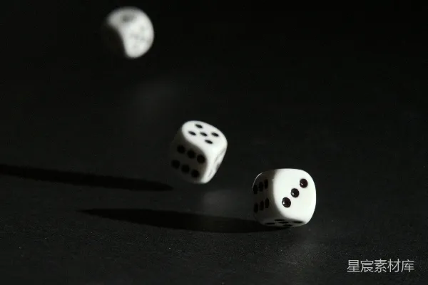 高清摄影 3个白骰子放在黑色表面上