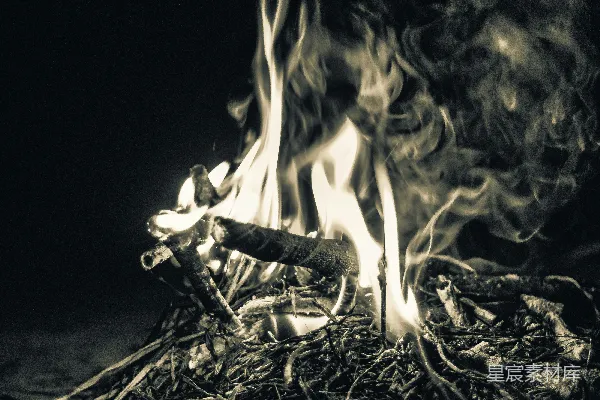 高清摄影 灰度照片中的篝火