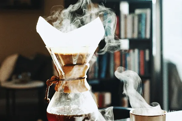 白色陶瓷小茶杯放在棕色木制桌子上