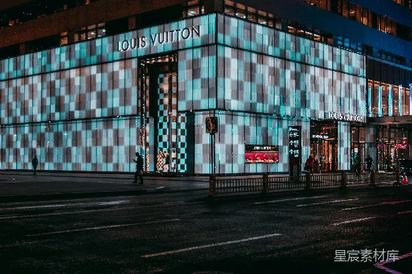 夜晚中一栋白色和棕色的混凝土建筑