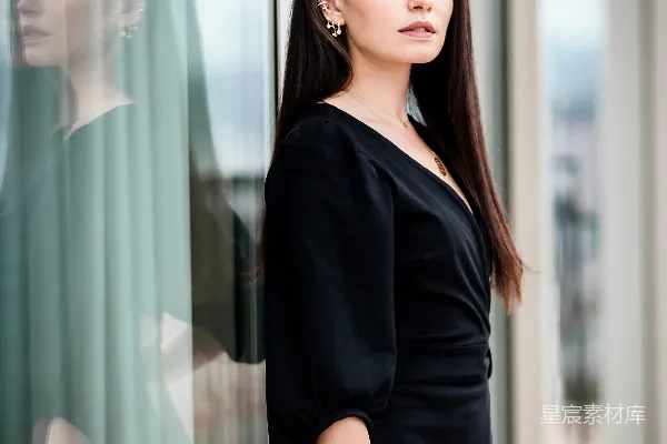 高清摄影 穿着黑色长袖衬衫的女人站在玻璃窗旁