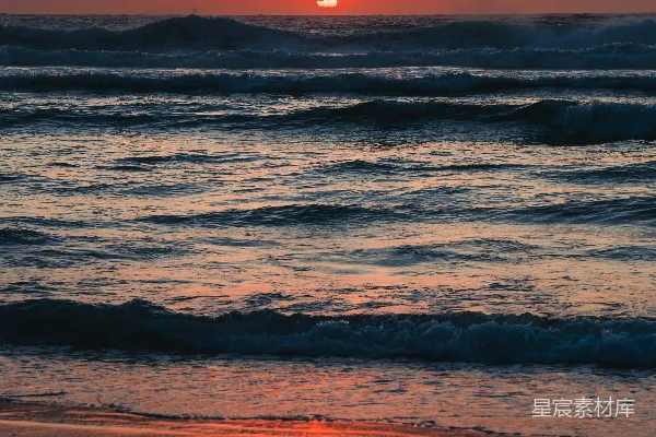 海滩上太阳正在落下海洋中