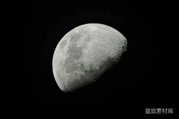 高清摄影 在黑暗的天空中，一轮新月近景。