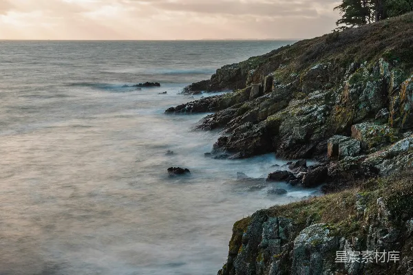 海浪在白天拍击着岩石海岸