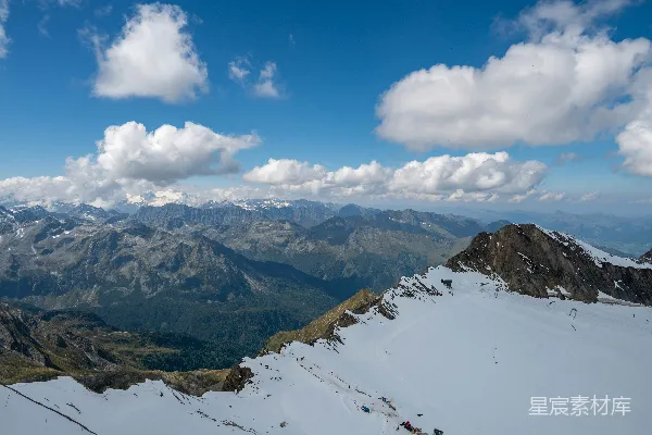 山顶上俯瞰的山脉美景