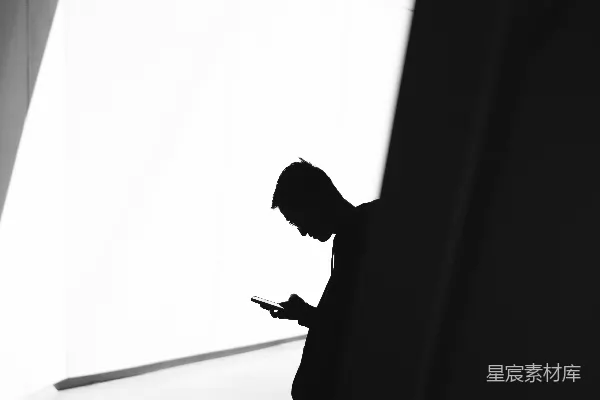 高清摄影 靠在墙上的身影正在用手机的拍摄