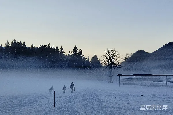 一群人在覆盖着白雪的田野上行走