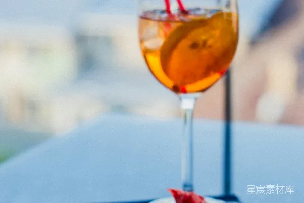 聚焦式摄影酒杯