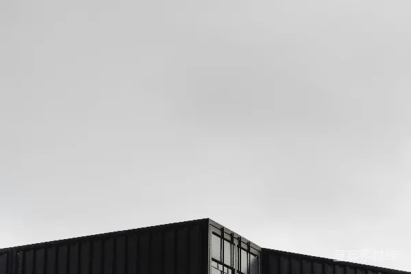 高清摄影 灰色天空下的蓝红建筑