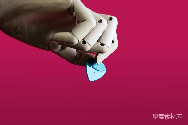 一个手拿着一张蓝色的纸条