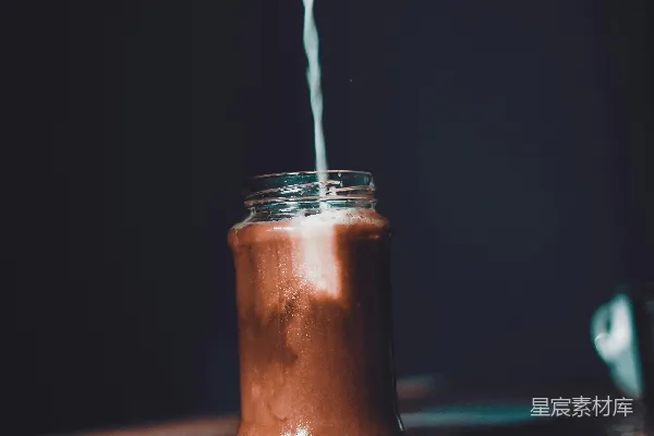 一个人正在往罐子里倒巧克力。