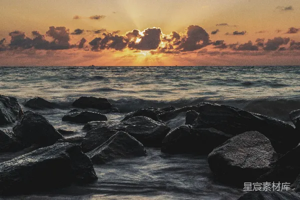 夕阳下的 rocky 海滩
