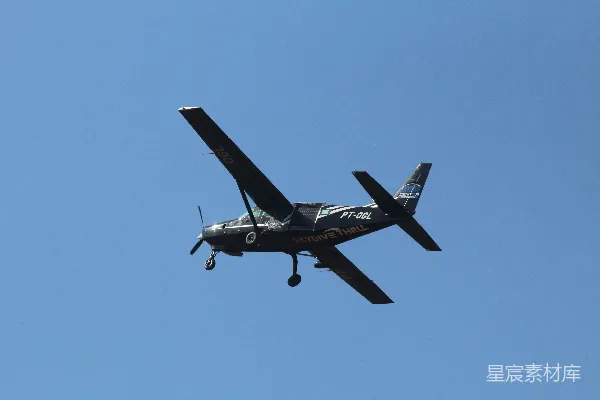 高清摄影 一架小型飞机在空中飞行