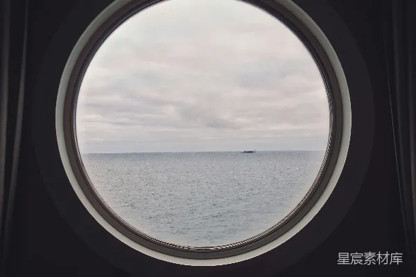 一个圆窗可远眺海景