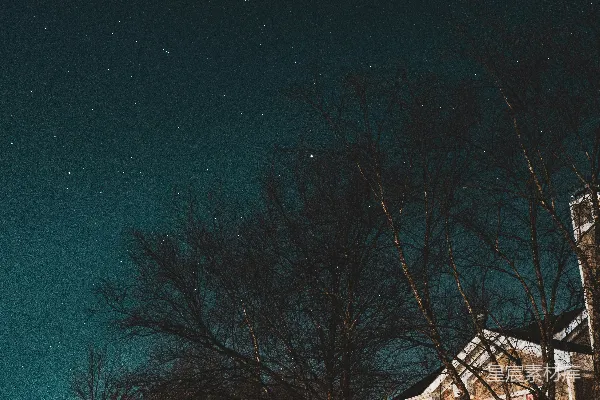 夜晚有一座带有钟楼的教堂
