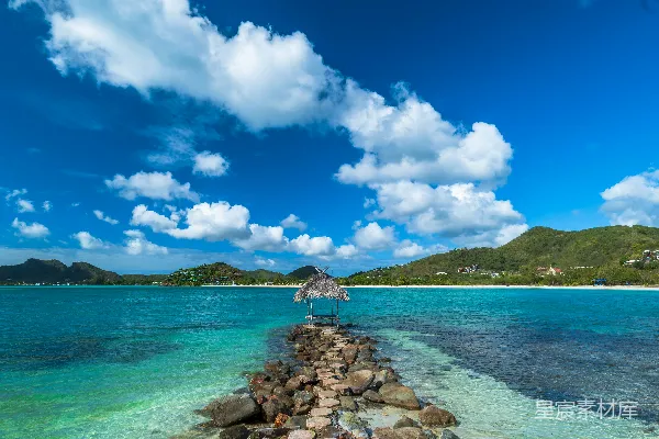 崎岖的海滩上有一座小屋