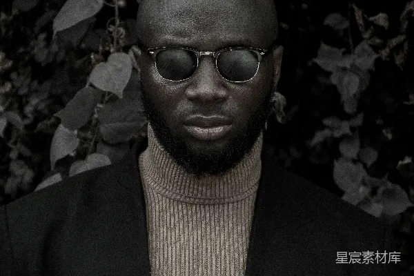 高清摄影 男人在户外自拍