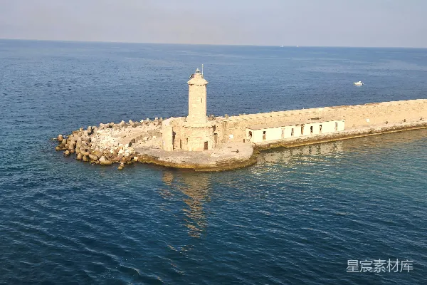 大海中一块岩石上的灯塔