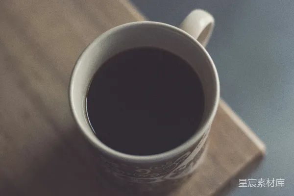 白瓷黑瓷茶杯