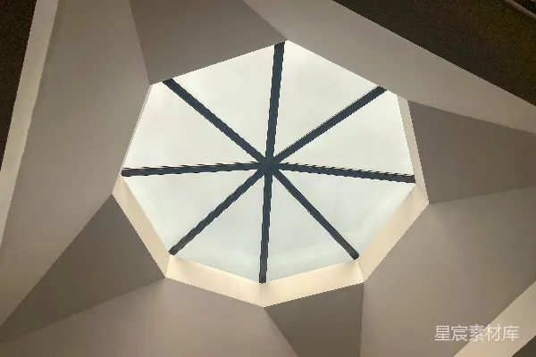 有玻璃屋顶的建筑的天花板