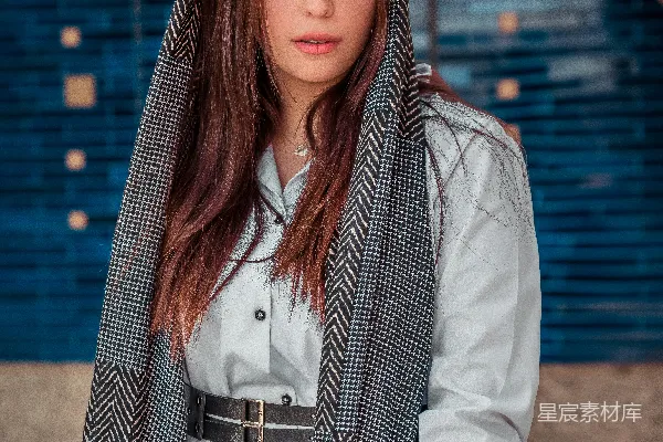 头戴围巾的女人