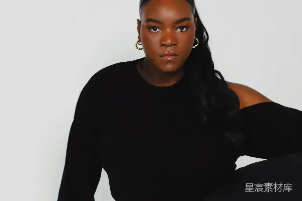 高清摄影 一个女人坐在地上，双腿交叉。