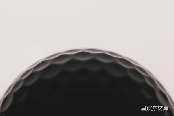 高清摄影 一张黑色高尔夫球的特写照片