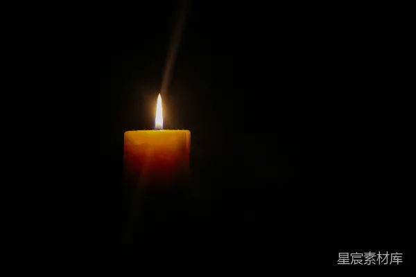 高清摄影 一根点亮的蜡烛在黑暗中
