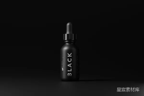 高清摄影 一瓶黑色的酒在黑色背景前。
