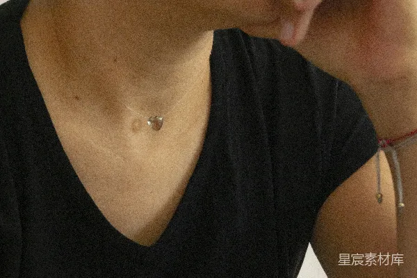 高清摄影 戴项链的人