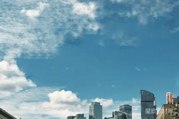 一座城市 skyline 上的云朵