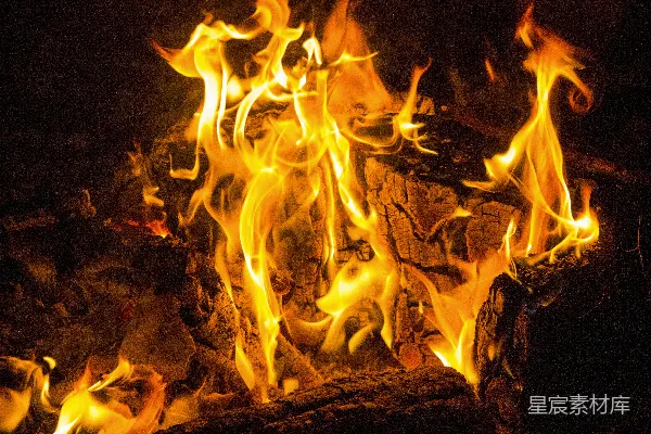 火盆中燃烧的火焰的特写镜头