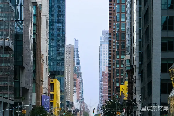 繁忙的城市街道，高耸的建筑和车辆穿梭。