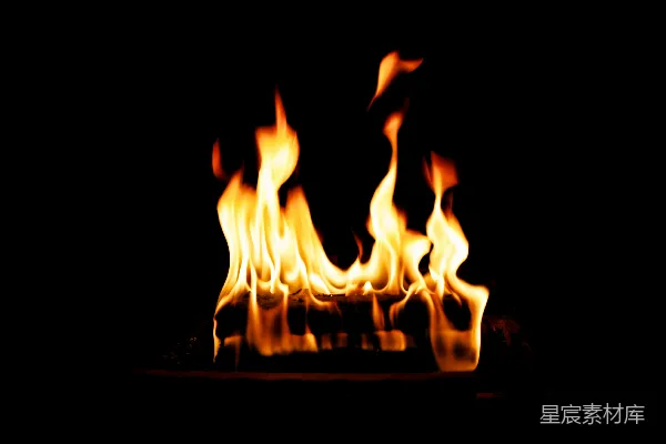 火盆里的火亮起