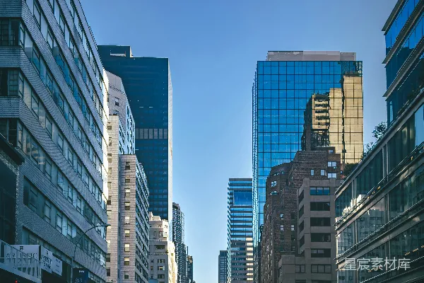 纽约市一条有高大建筑和车流的街道。