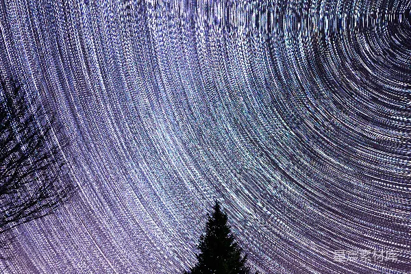 孤树旁的星轨
