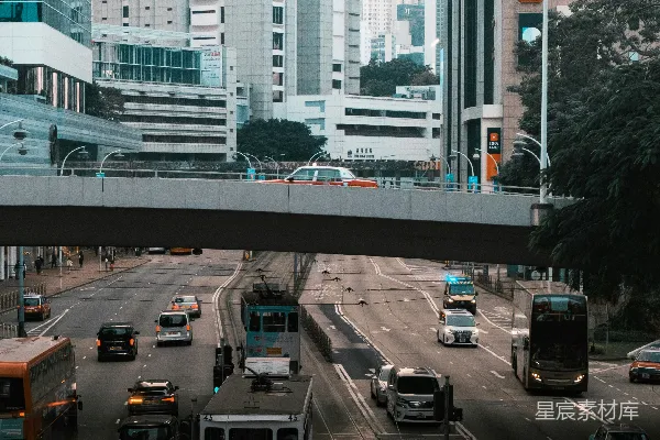 白天道路上的汽车