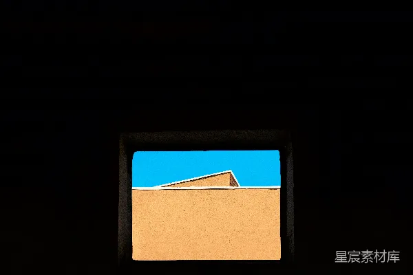 一幅建筑物在黑暗中的画面