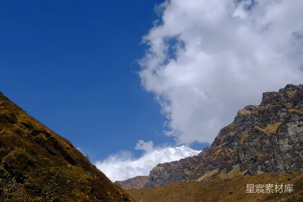 山峦之间云雾缭绕的一景