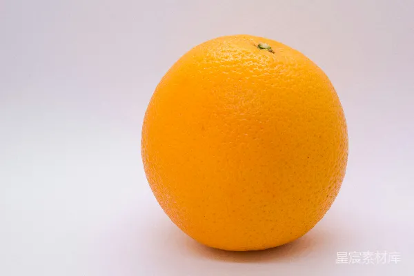 高清摄影 一个橙子放在白色桌子上。