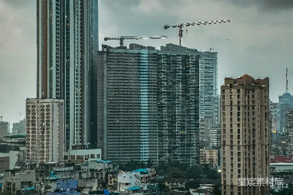 现代摩天大楼矗立在密集的城市景观之上。