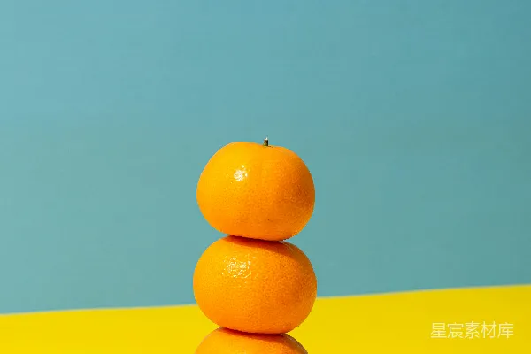 高清摄影 橙色的水果在黄色的表面上