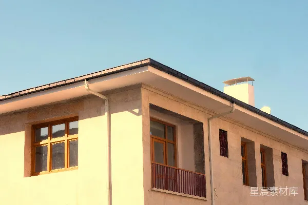 现代建筑外墙装有大窗户，在晴朗的天空下。
