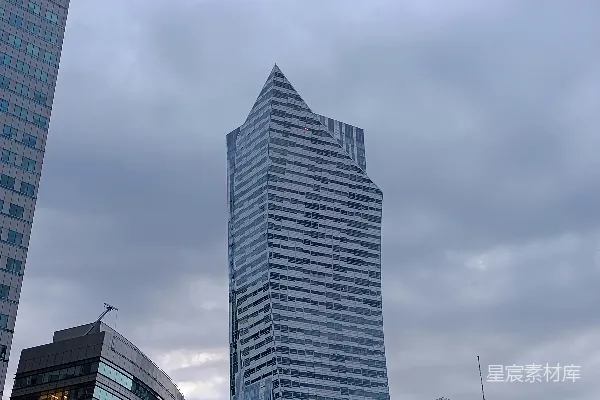 一排排高耸的建筑紧挨着彼此