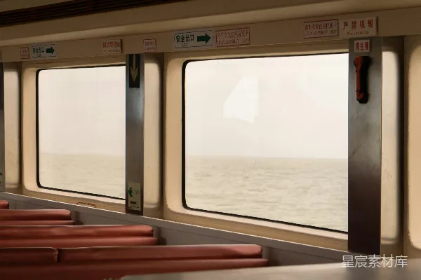 火车内部看海景
