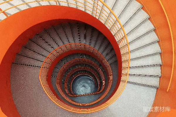 高清摄影 低角度拍摄的空心螺旋楼梯