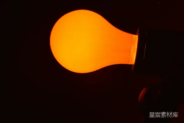 高清摄影 点亮的橙色节能灯泡
