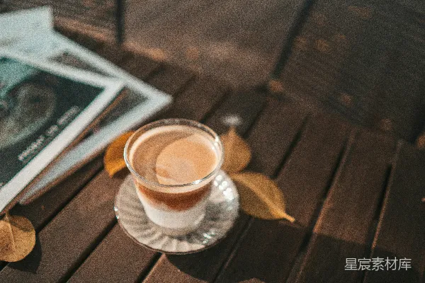 透明玻璃杯放在托盘上