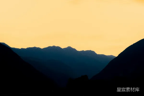 一幅描绘山峦和日落的风景画